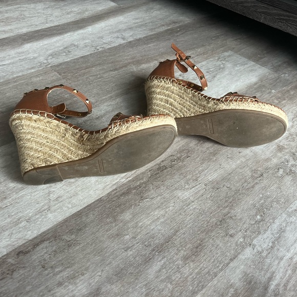 Marc Fisher Kegan Espadrille Wedge Sandals tan 9.5 VALENTINO ROCKSTUD INSPIRED - Picture 4 of 6